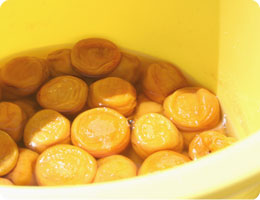 20日程漬け込んだ梅