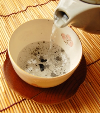 お茶に黒焼梅を混ぜた画像