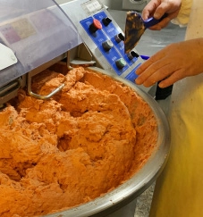 ソーセージを作っている写真