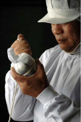 ソーセージを作っている写真