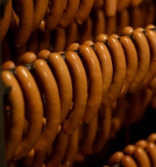 ソーセージを作っている写真