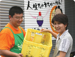 立派な梅に奥さんにっこり