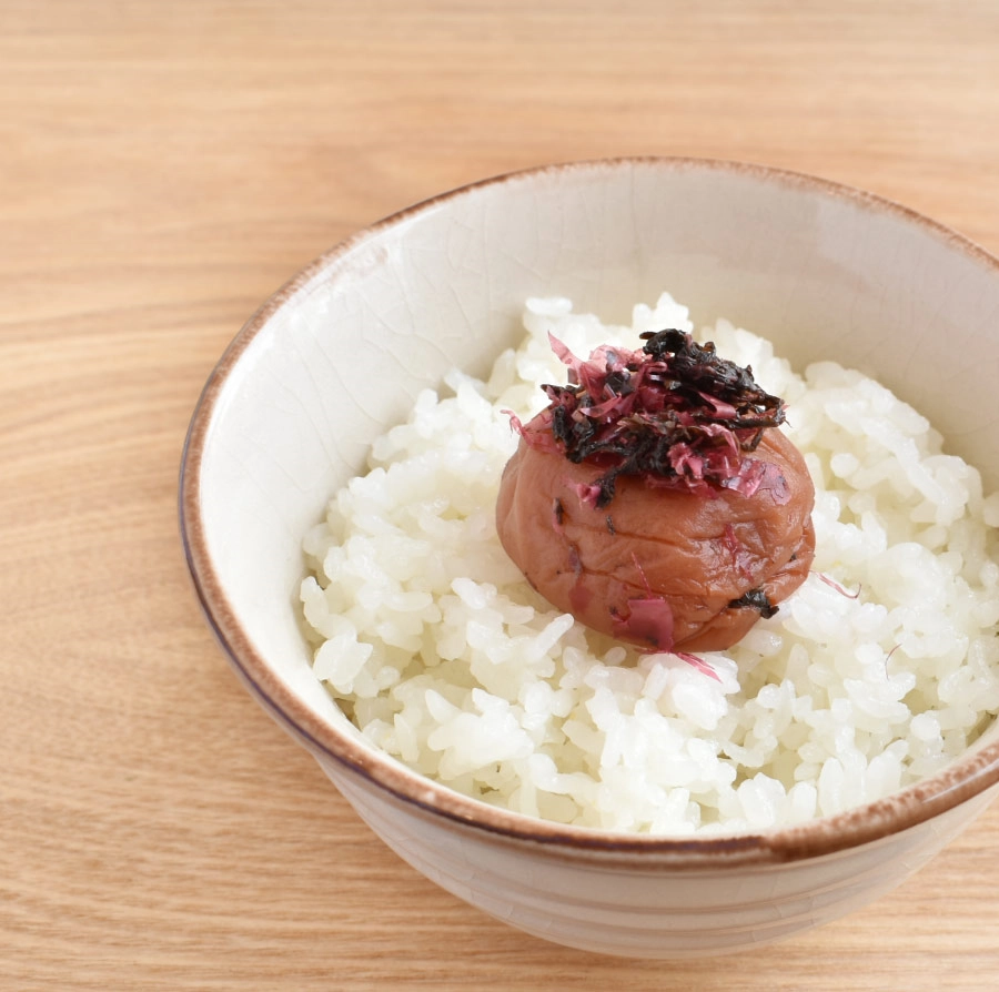 容器梅干しかつお味をご飯に乗せた画像