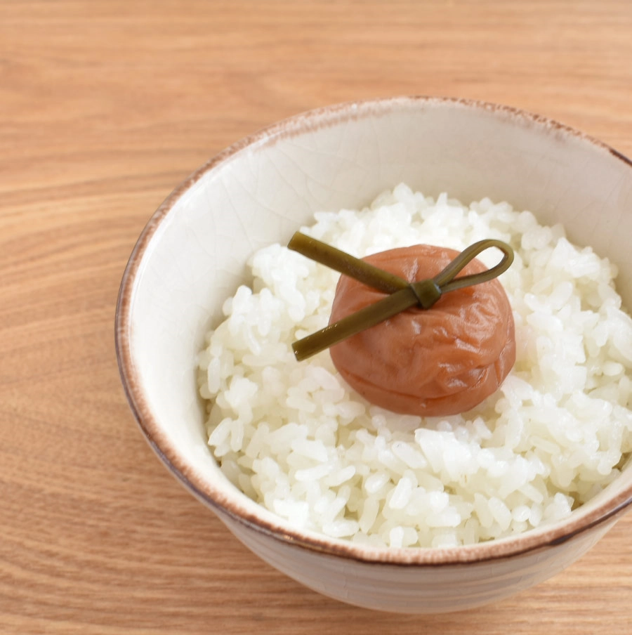 こんぶ梅をご飯に乗せた画像