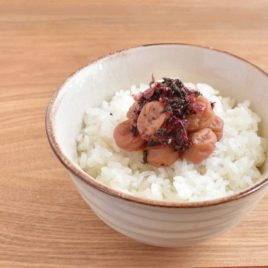 容器梅干しかつお味をご飯に乗せた画像