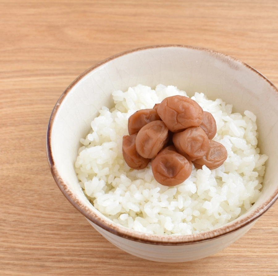 容器梅干しまろやか味をご飯に乗せた画像