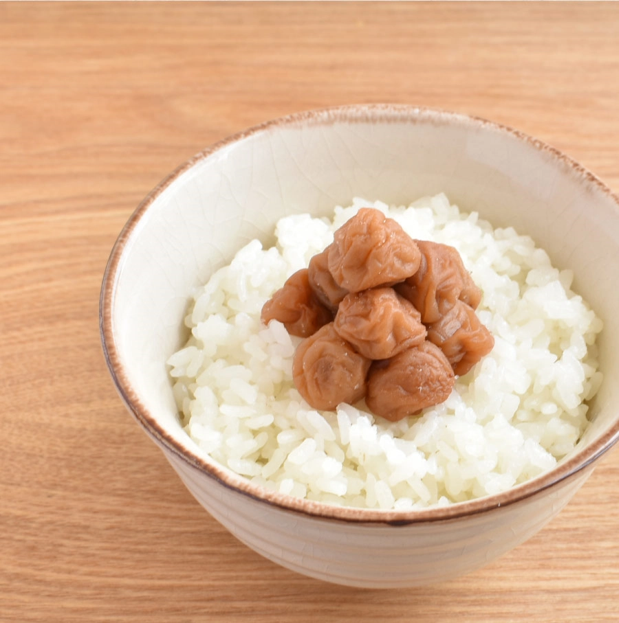 容器梅干し白干味をご飯に乗せた画像