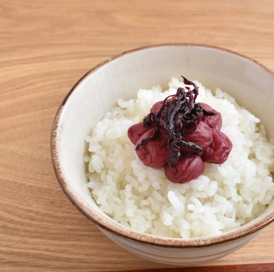 容器梅干ししそ漬け味をご飯に乗せた画像