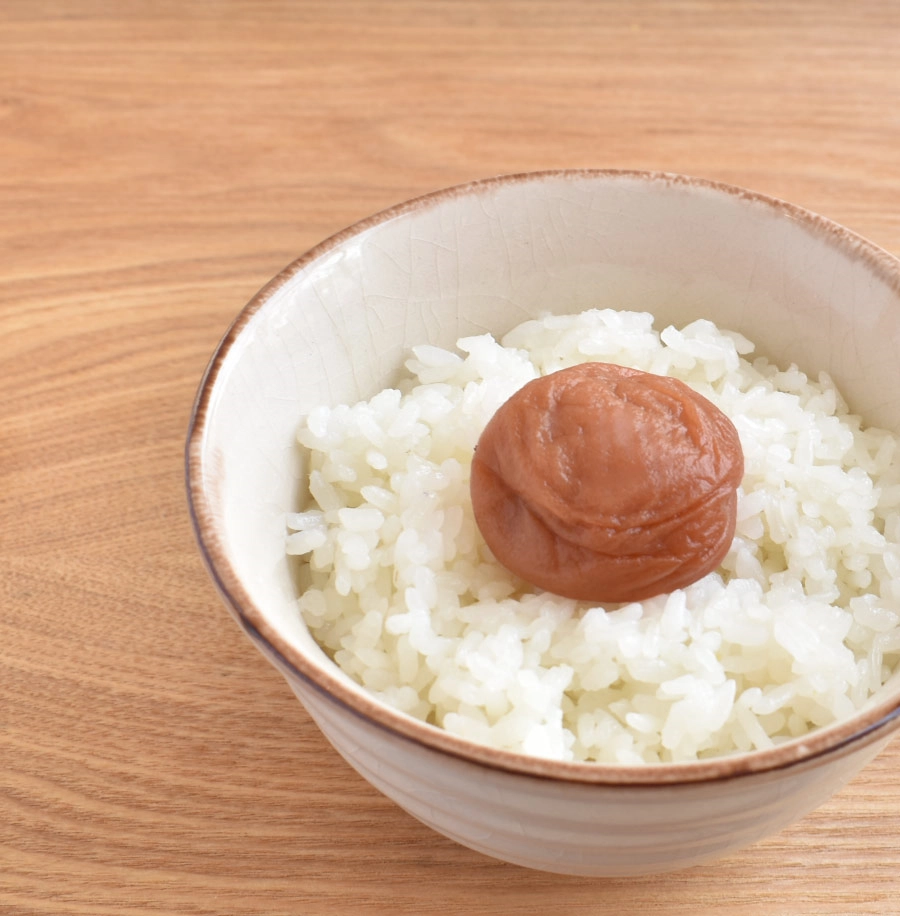 容器梅干しまろやか味をご飯に乗せた画像