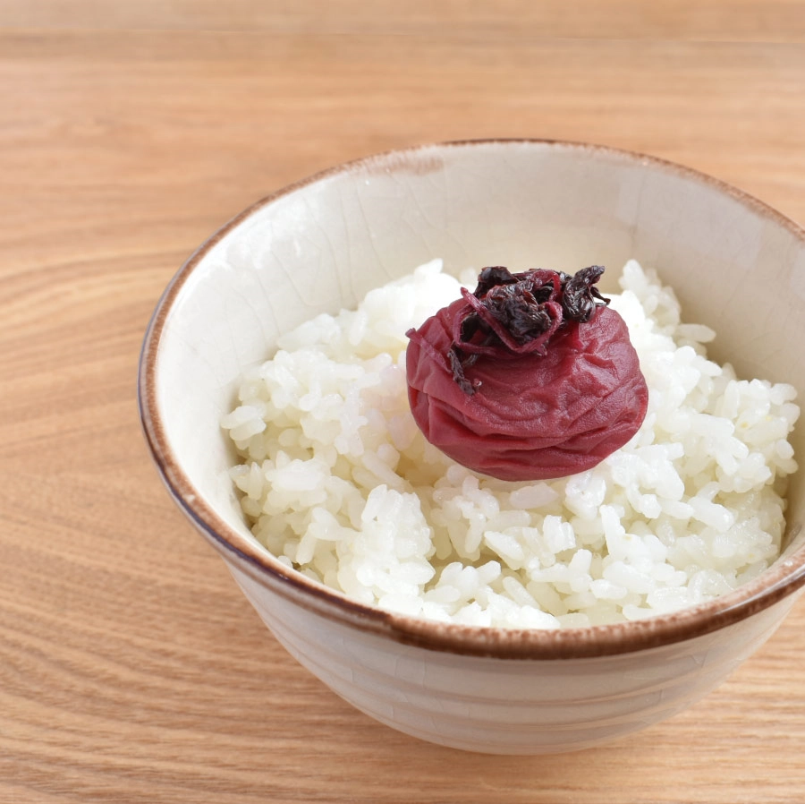 容器梅干ししそ漬うすしお味をご飯に乗せた画像
