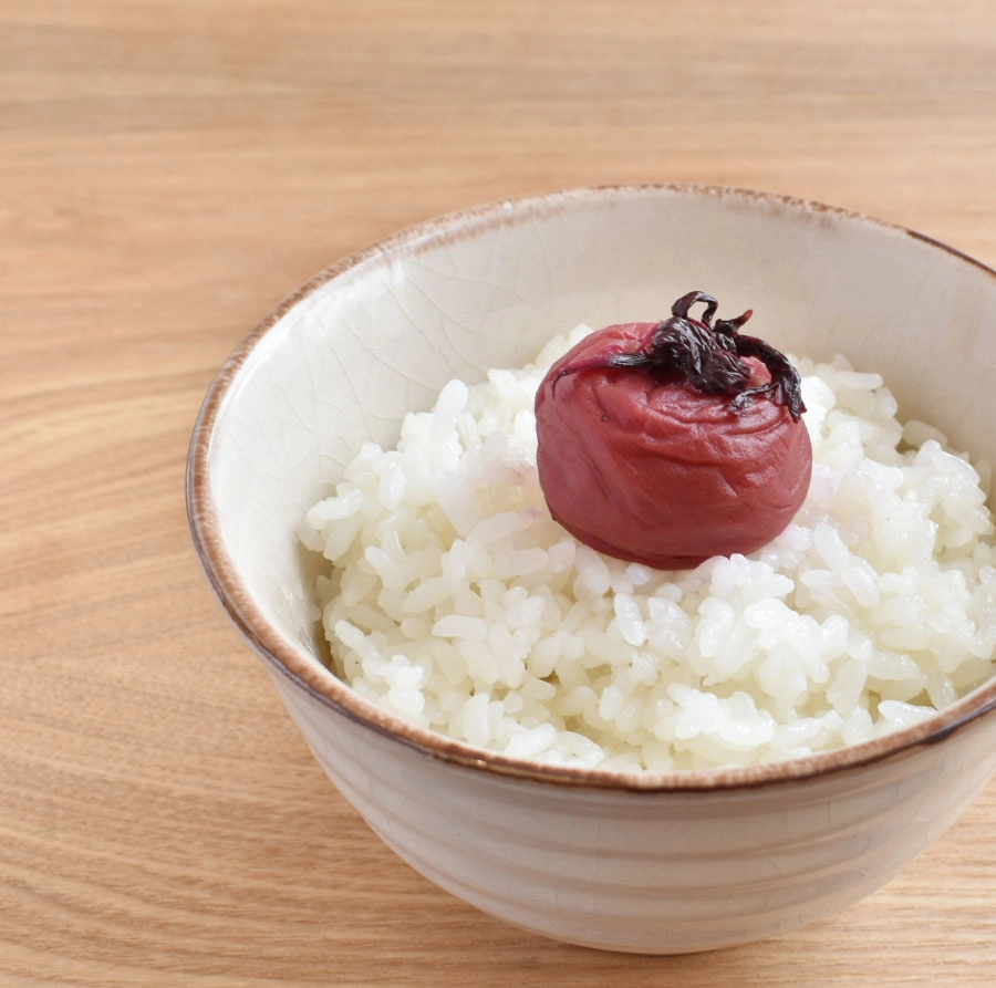 容器梅干ししそ漬け味をご飯に乗せた画像