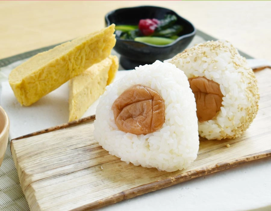 梅干しおにぎりの画像