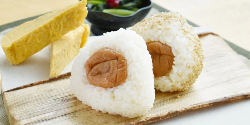 梅干しおにぎりの写真